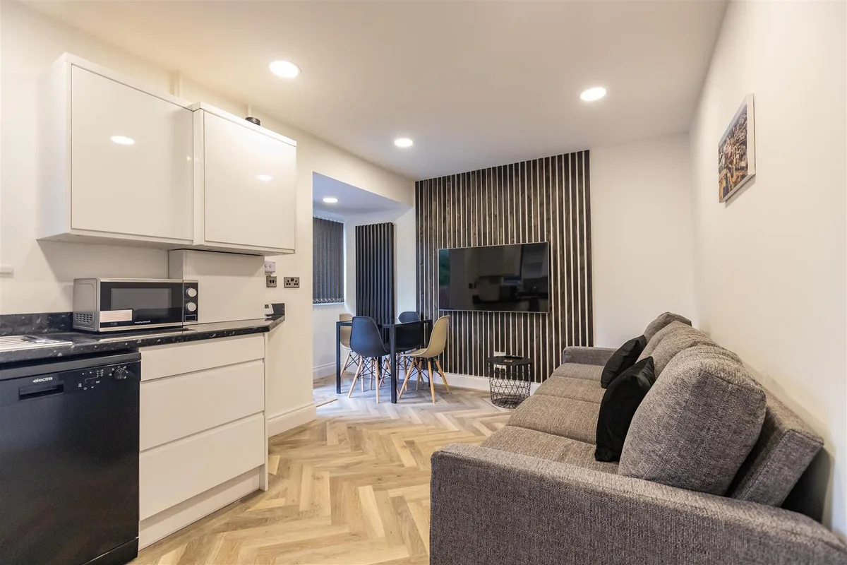 Open Plan Kitchen/ L